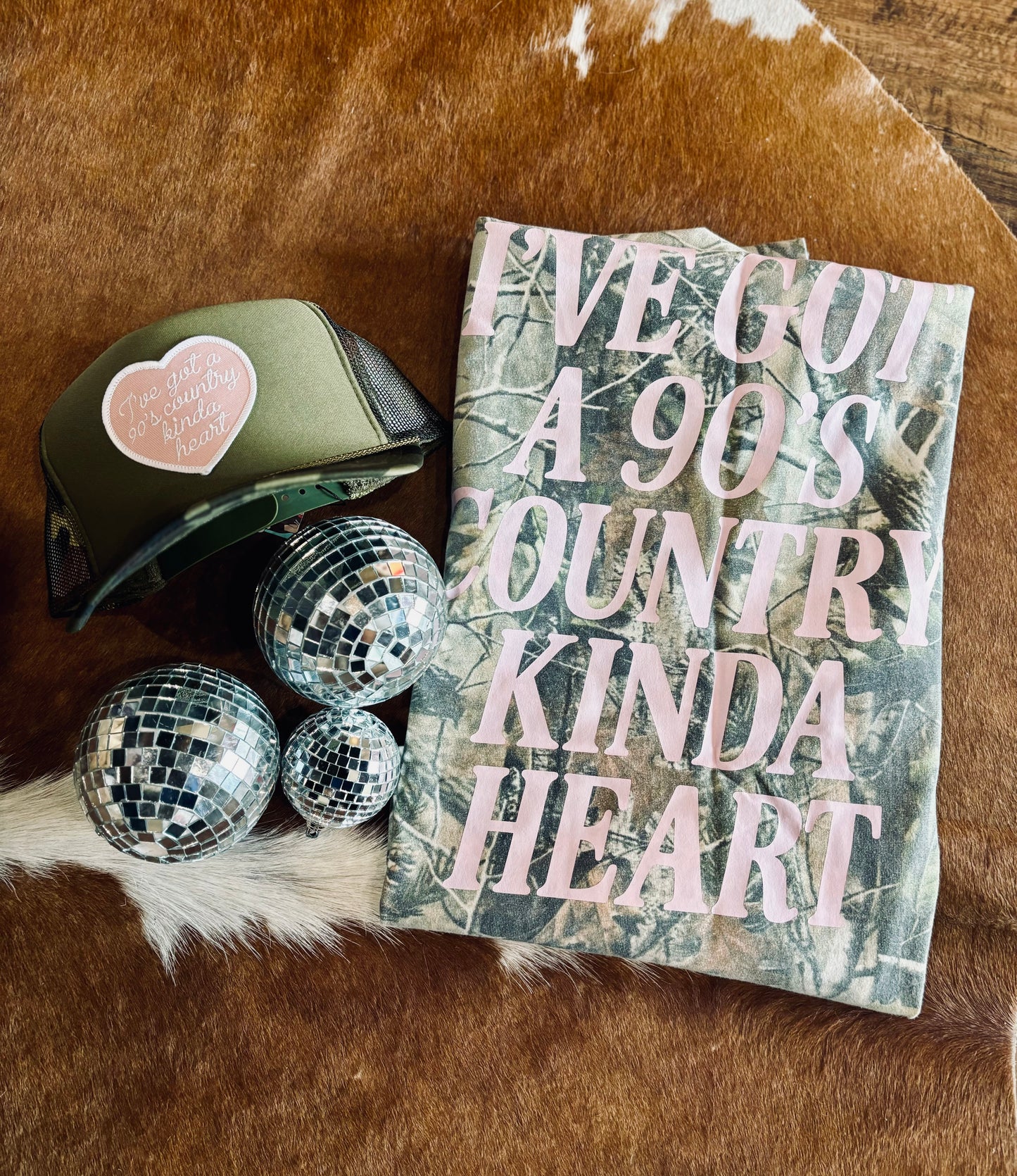 90'S COUNTRY KINDA HEART CAMO TEE