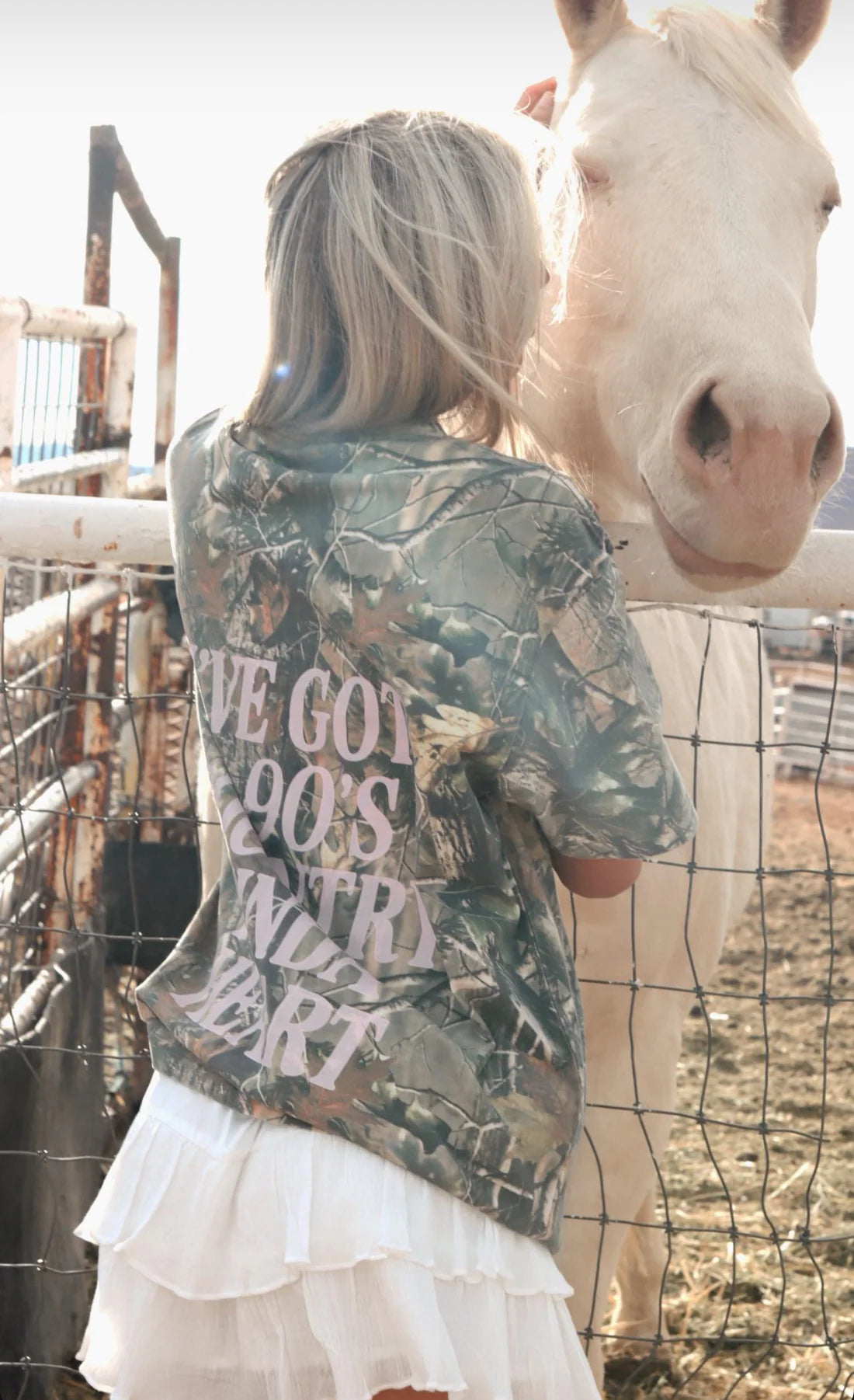 90'S COUNTRY KINDA HEART CAMO TEE