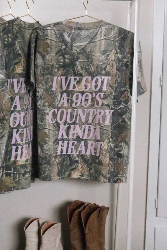 90'S COUNTRY KINDA HEART CAMO TEE