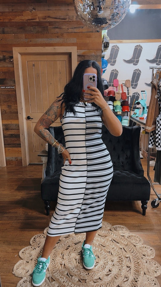 SLEEVELESS CONTRAST REVERSE STITCH MIDI DRESS